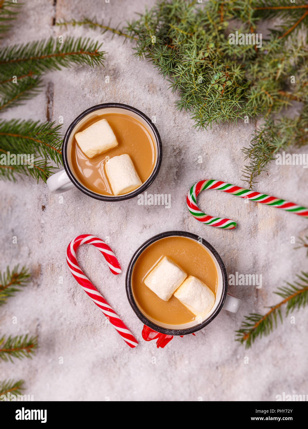 Ansicht von oben von Kakao in Emaille Tasse mit Marshmallows und Candy Cane Stockfoto