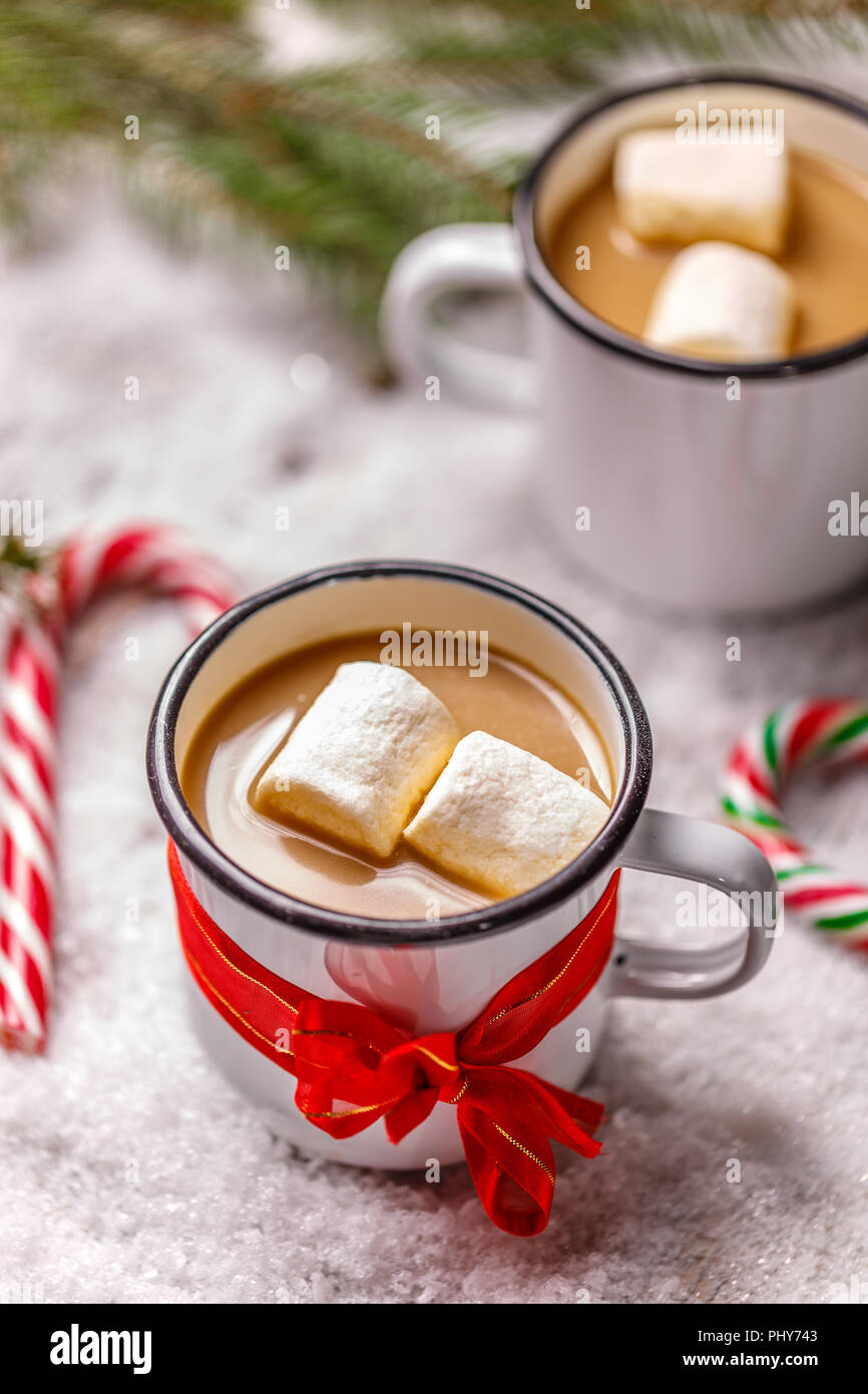 Hausgemachte heiße Schokolade mit Marshmallows in Lack weiß Becher Stockfoto