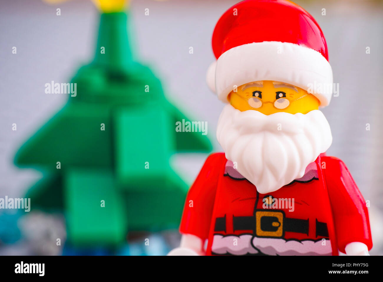 Tambow, Russische Föderation - September 02, 2018 Portrait von Lego Santa Claus gegen Weihnachtsbaum. Studio gedreht. Stockfoto