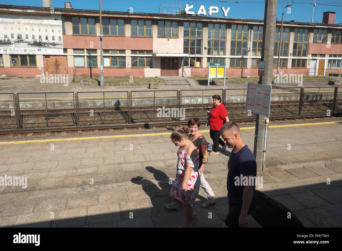 Lapy Polen Passagiere auf dem Bahnsteig auf dem Bahnhof in Łapy nordöstlichen Polen Stockfoto