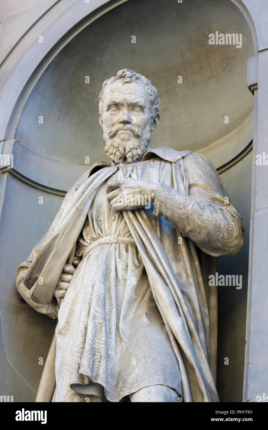 Statue von Michelangelo in der Säulenhalle, die Uffizien in Florenz, Italien. Michelangelo war ein italienischer Bildhauer, Maler, Architekt und Dichter des Parco dei Renai Stockfoto