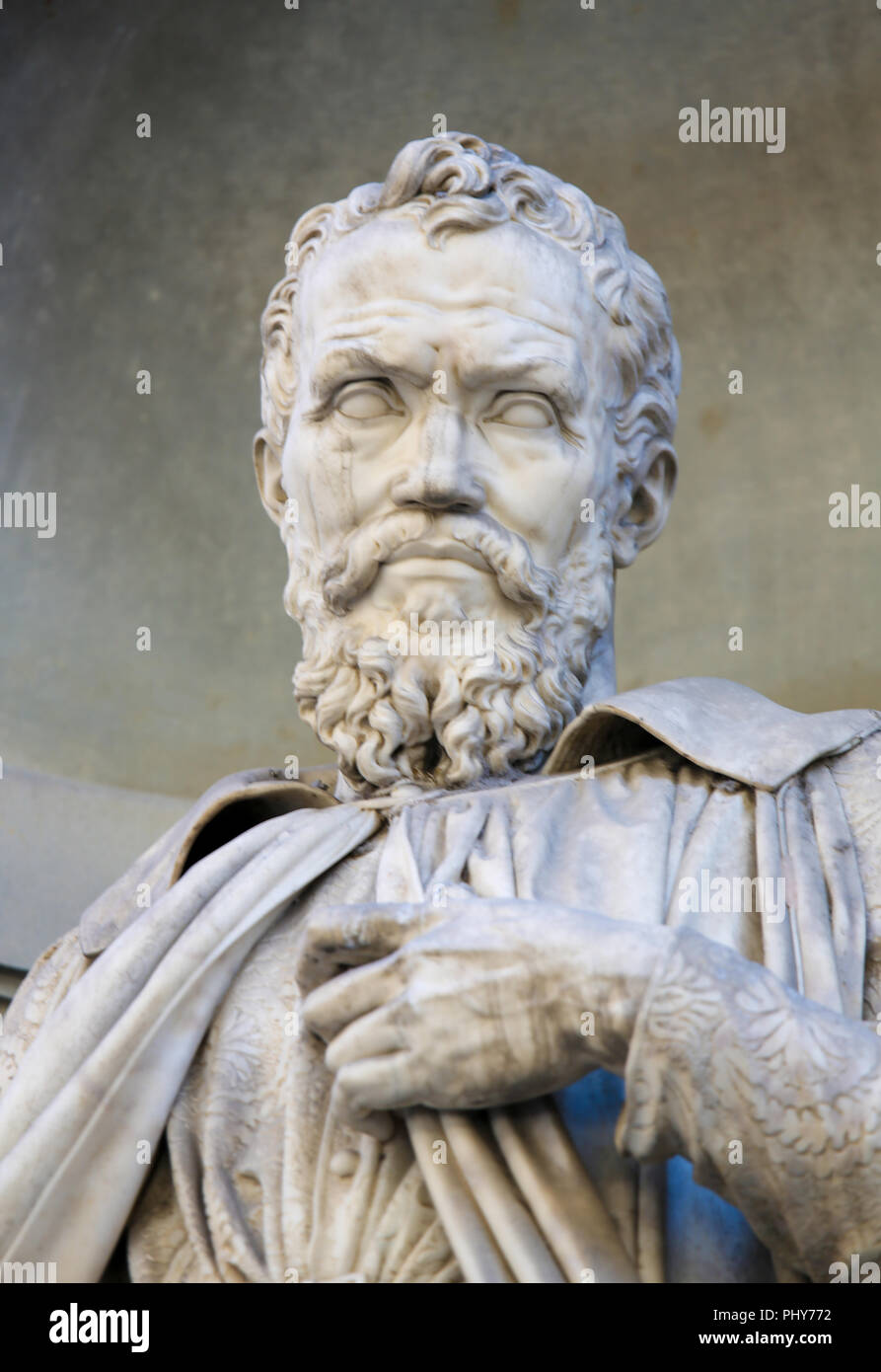 Statue von Michelangelo in der Säulenhalle, die Uffizien in Florenz
