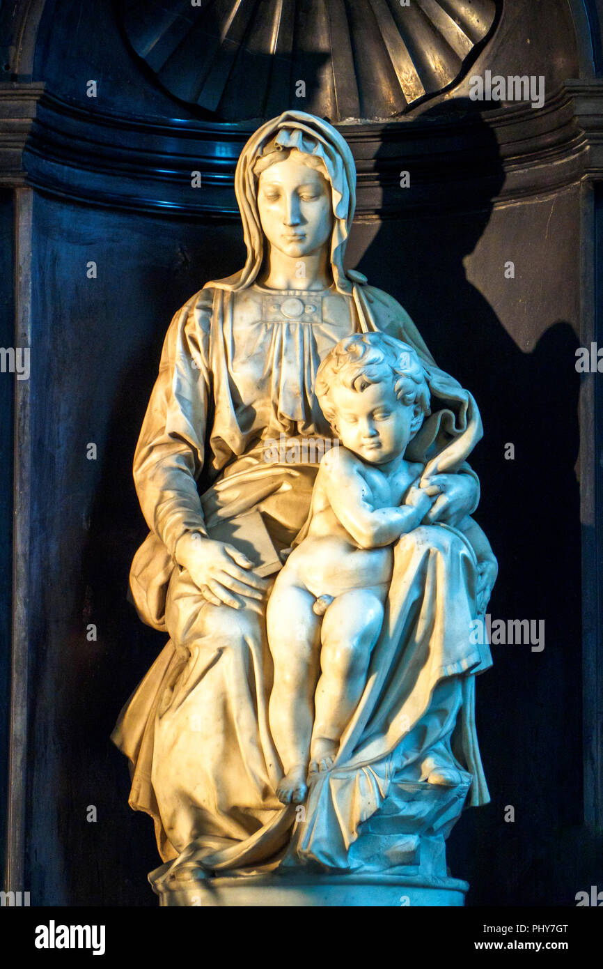Madonna von Brügge, Marmor Skulptur von Michelangelo, in der Kirche Unserer Lieben Frau - Brügge, Belgien Stockfoto