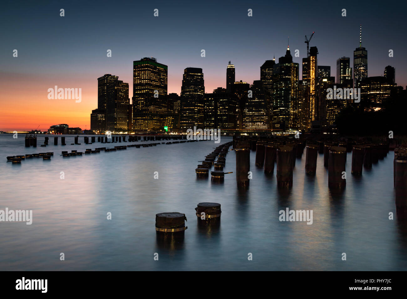 Manhattan Financial District von Brooklyn in der Nacht, World Trade Center. Stockfoto