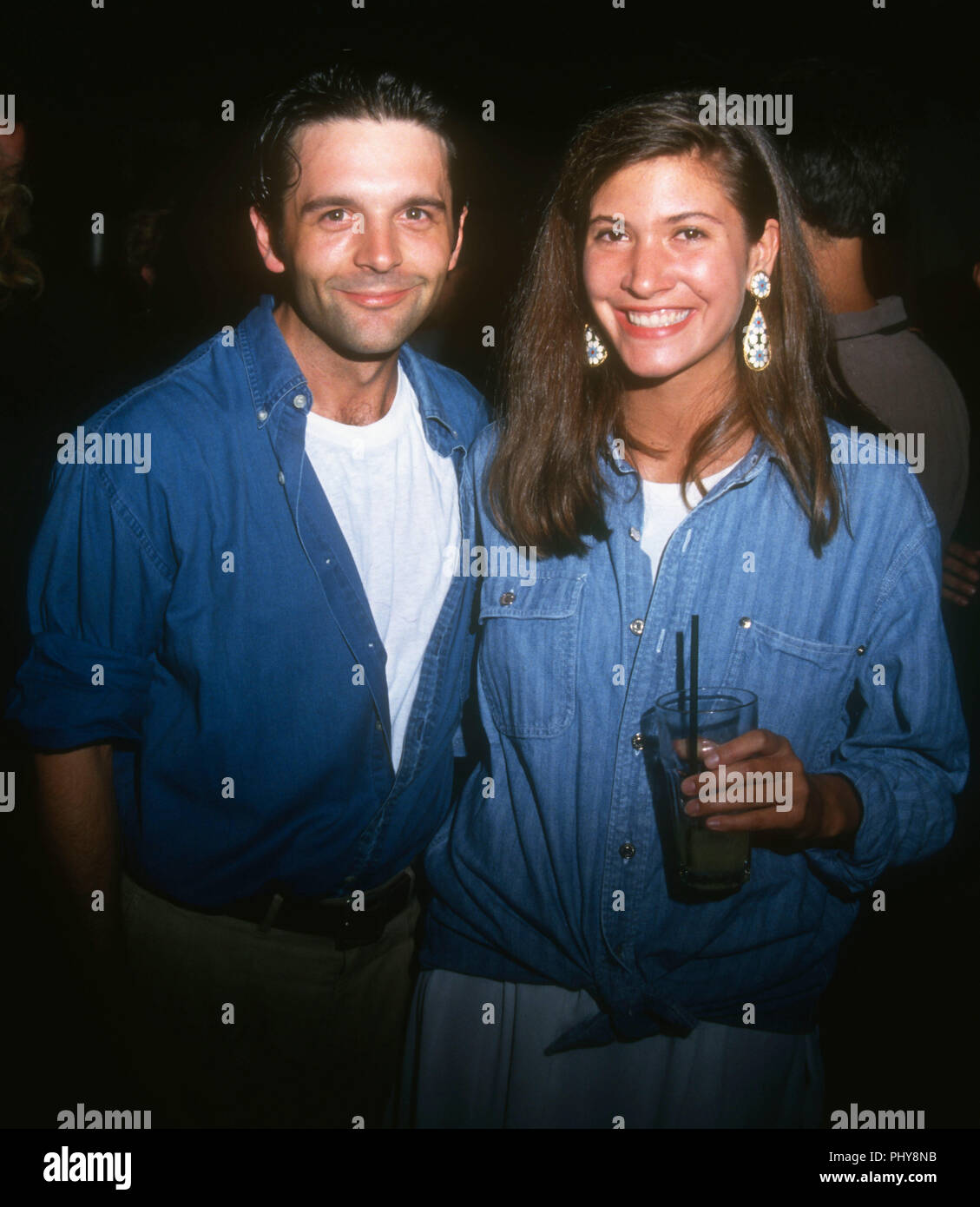 HOLLYWOOD, CA - 8. SEPTEMBER: (L-R) Publizist Troy Nankin und Reality-TV Persönlichkeit Julie Gentry die Premiere von New Line Cinema" teilnehmen, Wo der Tag, an dem Sie "Am 8. September 1992 bei Mann's Chinese Theater in Hollywood, Kalifornien. Foto von Barry King/Alamy Stock Foto Stockfoto