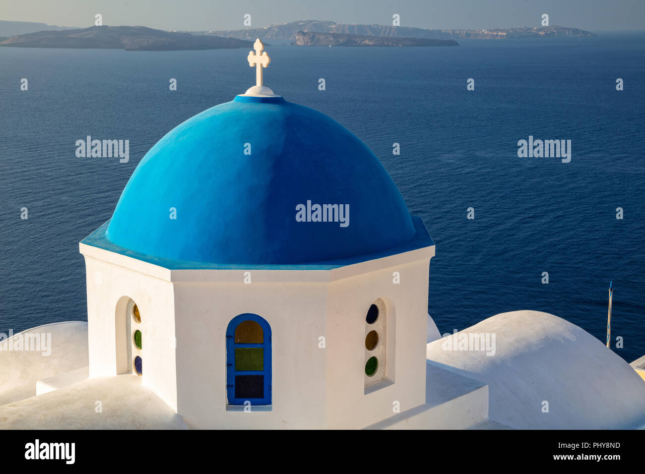 Oia, Santorini. Schließen Sie herauf Bild der griechischen Kirche auf der Insel Santorini, südliche Ägäis, Griechenland. Stockfoto