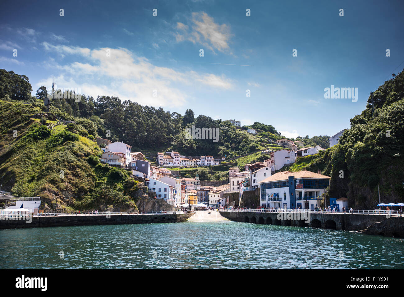 Das Fischerdorf Cudillero in Asturien, im Nordwesten Spaniens. Stockfoto