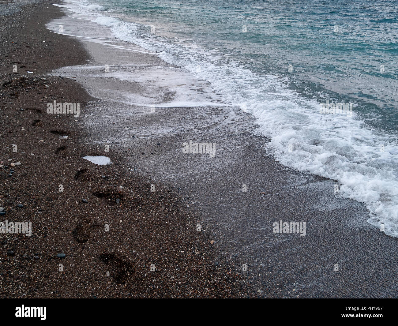 Der schwarze Sandstrand am Wadi Kandil. Mittelmeer, Syrien. Stockfoto