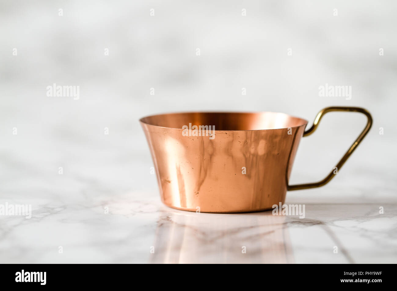 Kupfer Becher mit Griff für Wasser, Tee, Kaffee oder Wein Stockfoto