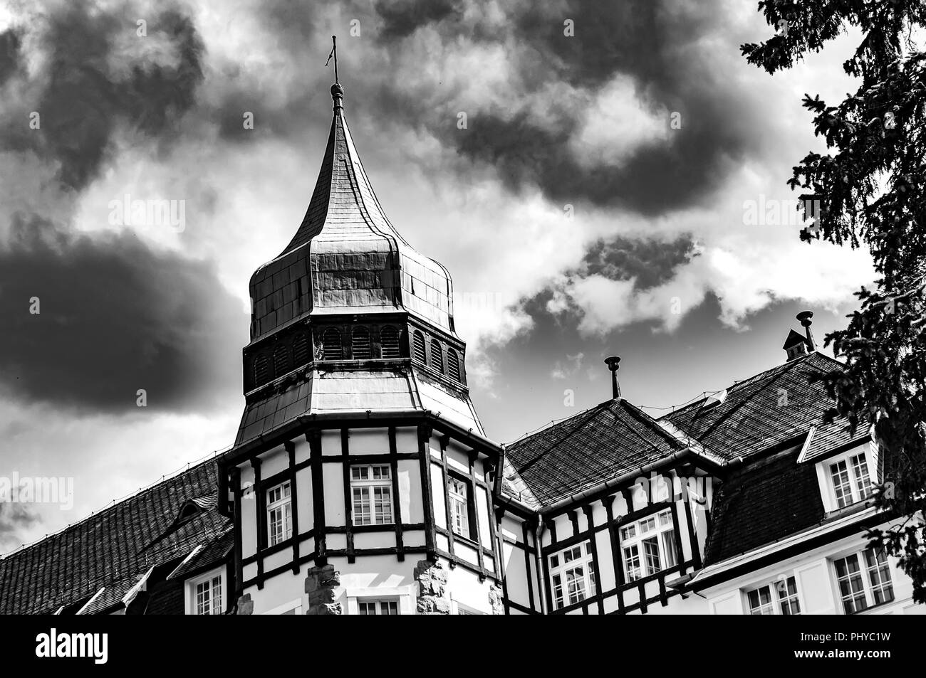 Schwarz-weiß Foto eines historischen Palast in Lillafured, Ungarn, Europa an einem sonnigen Tag mit stürmischen Wolken. Stockfoto