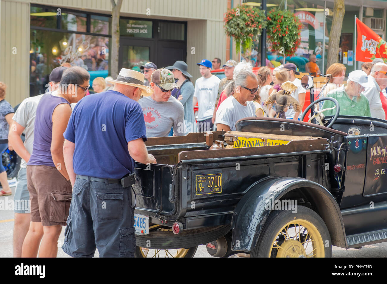 Altes Auto Enthusiasten check-out ein Vintage automobile bei der jährlichen Downtown Car Show in Orillia Ontario. Stockfoto
