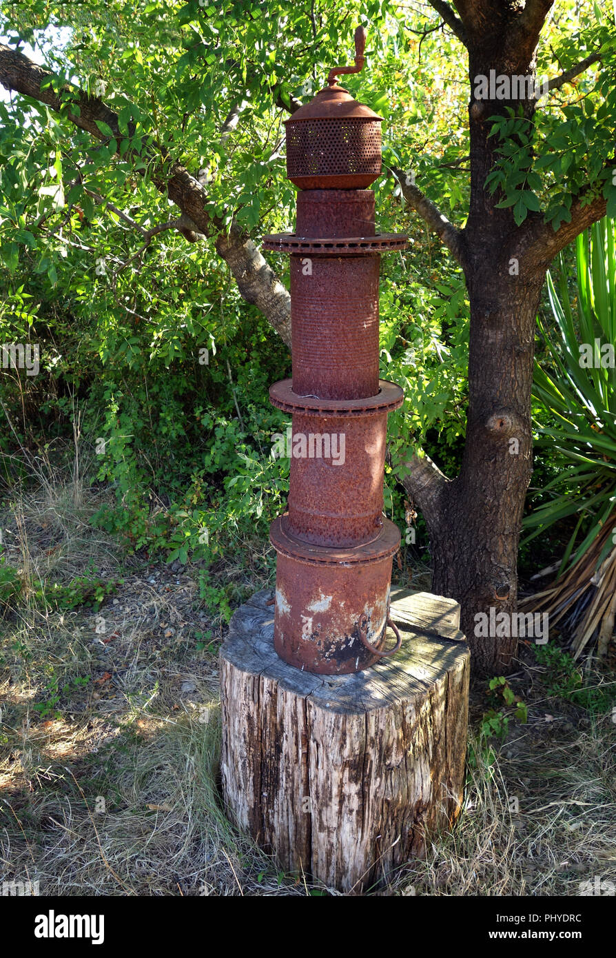 Alte Metall Schornstein stil Skulptur mit Patina auf Anzeige auf Land an einem privaten französischen Haus und Garten, im Sommer Stockfoto