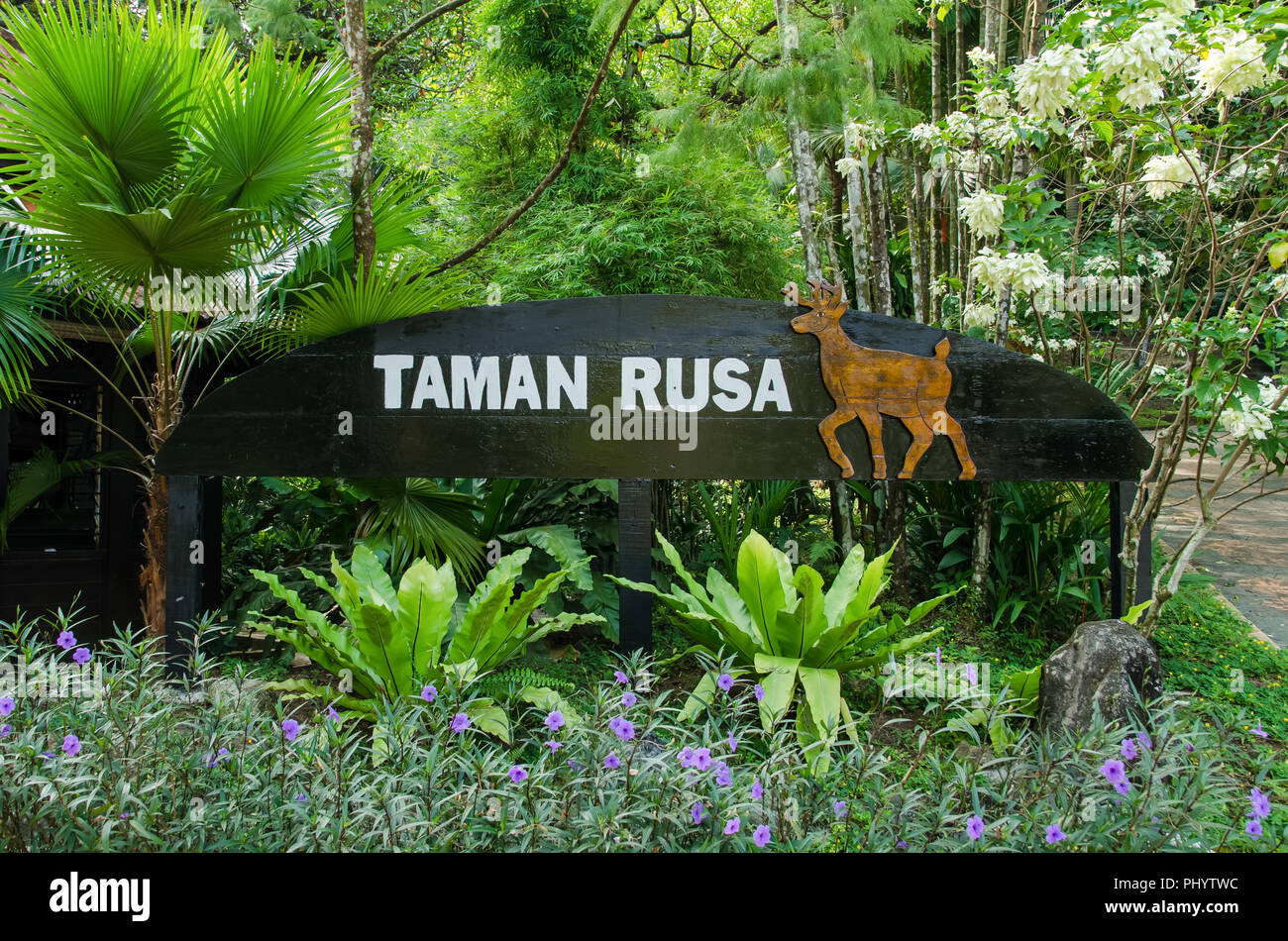 Kuala Lumpur, Malaysia - 31. August 2018: Deer Park Beschilderung mit schöner Pflanzendekoration im Botanischen Garten KL Perdana, Malaysia. Stockfoto