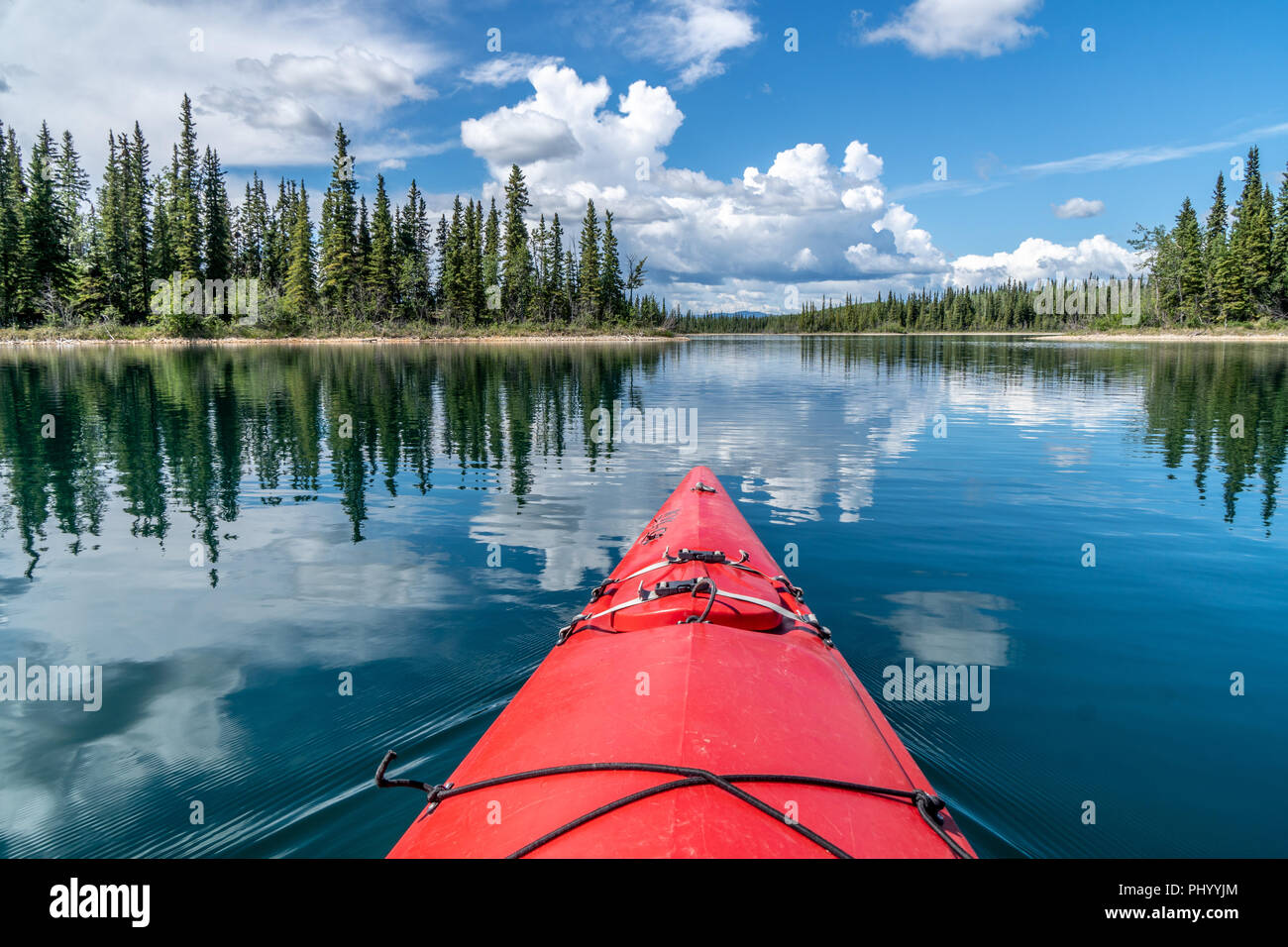 Kajaktour auf Boya Lake, British Columbia, Kanada Stockfoto