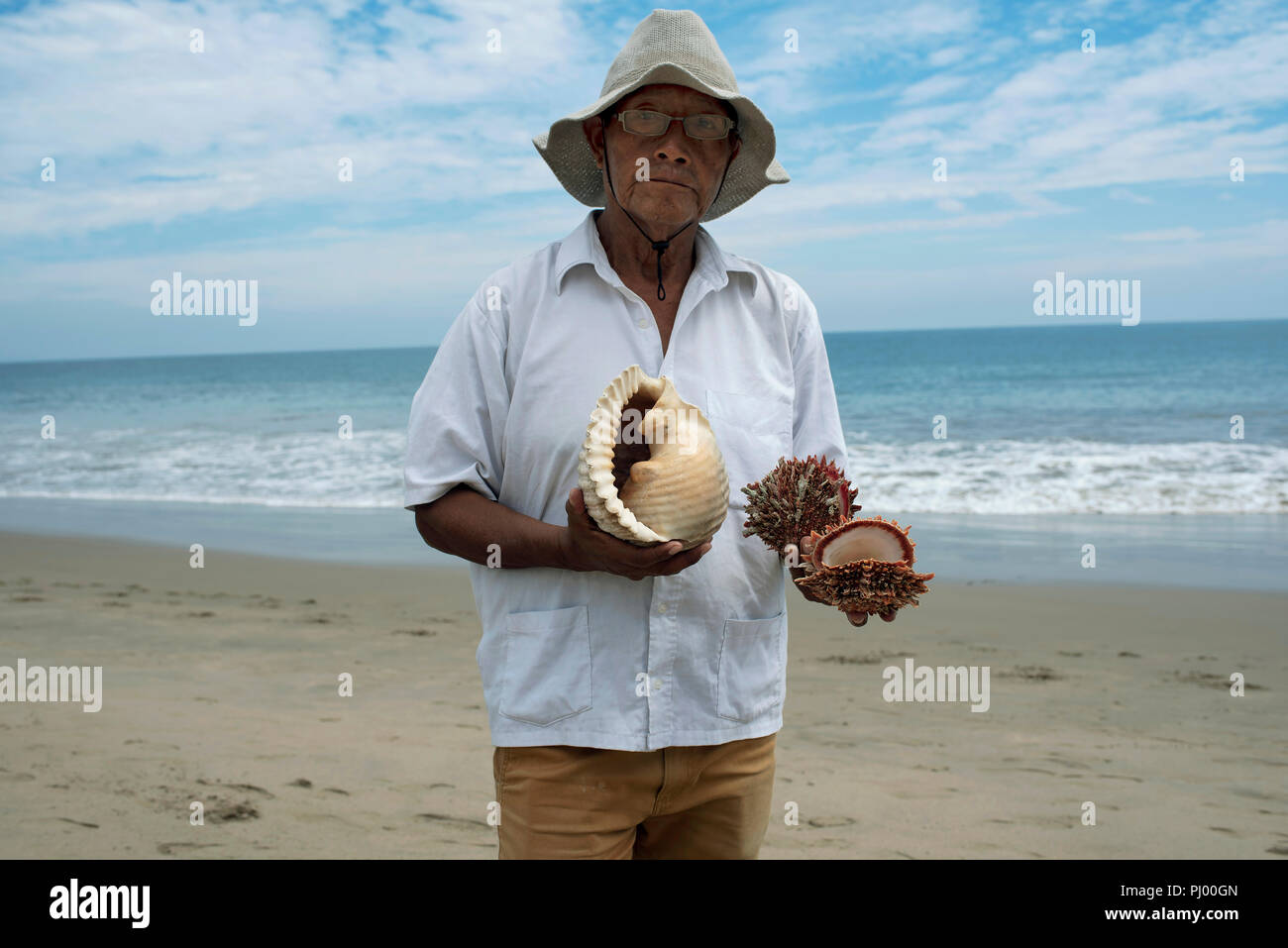 Unbekannte peruanischen Mann mit leere Muscheln für den Verkauf auf dem Strand von Las Pocitas, in der Nähe von Mancora Stadt am Strand, Peru. Nur für den redaktionellen Gebrauch bestimmt. Aug 2018 Stockfoto