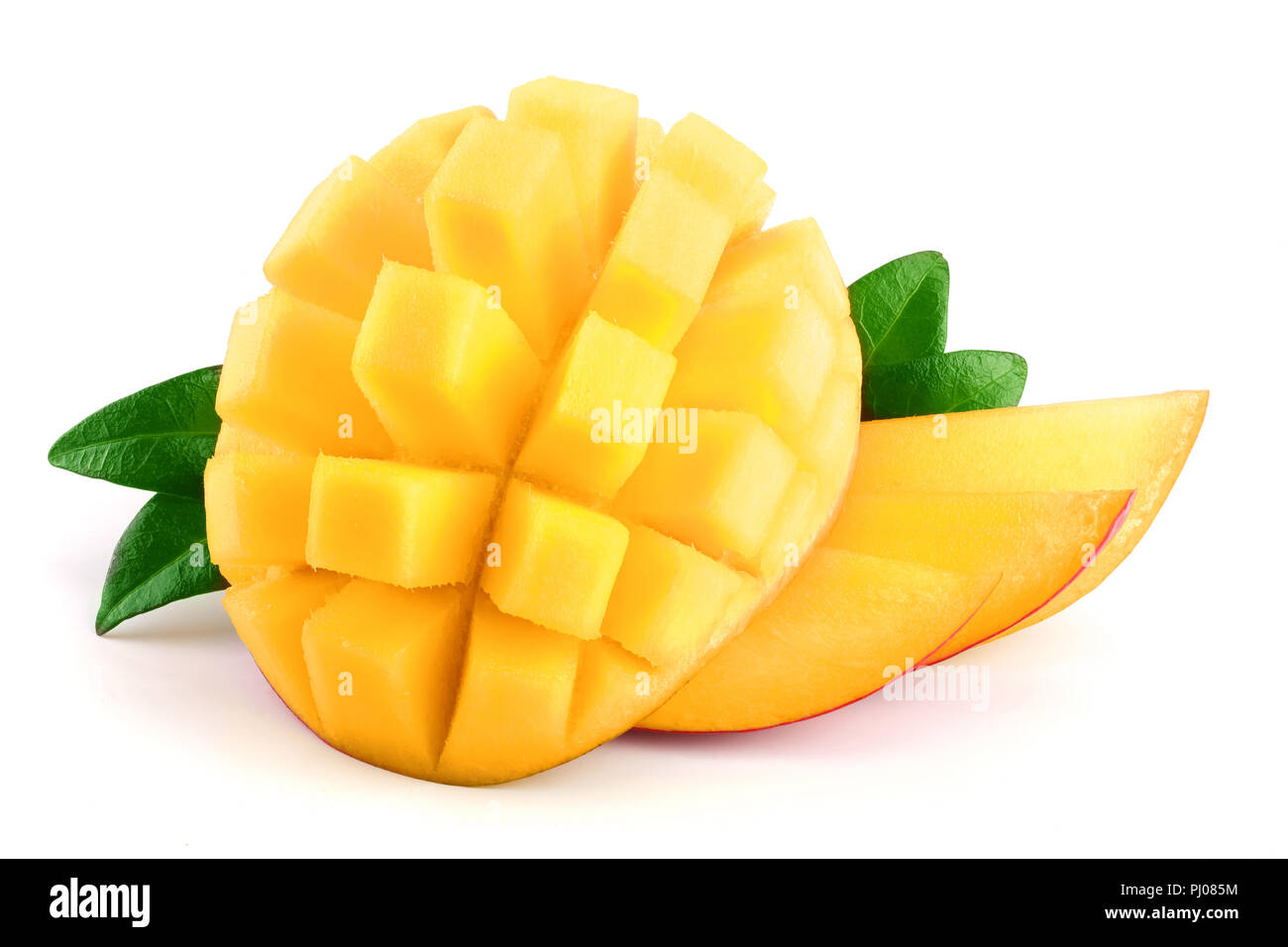 Mango Obst Hälfte mit Blättern und Schichten auf weißem Hintergrund schließen isoliert. Stockfoto