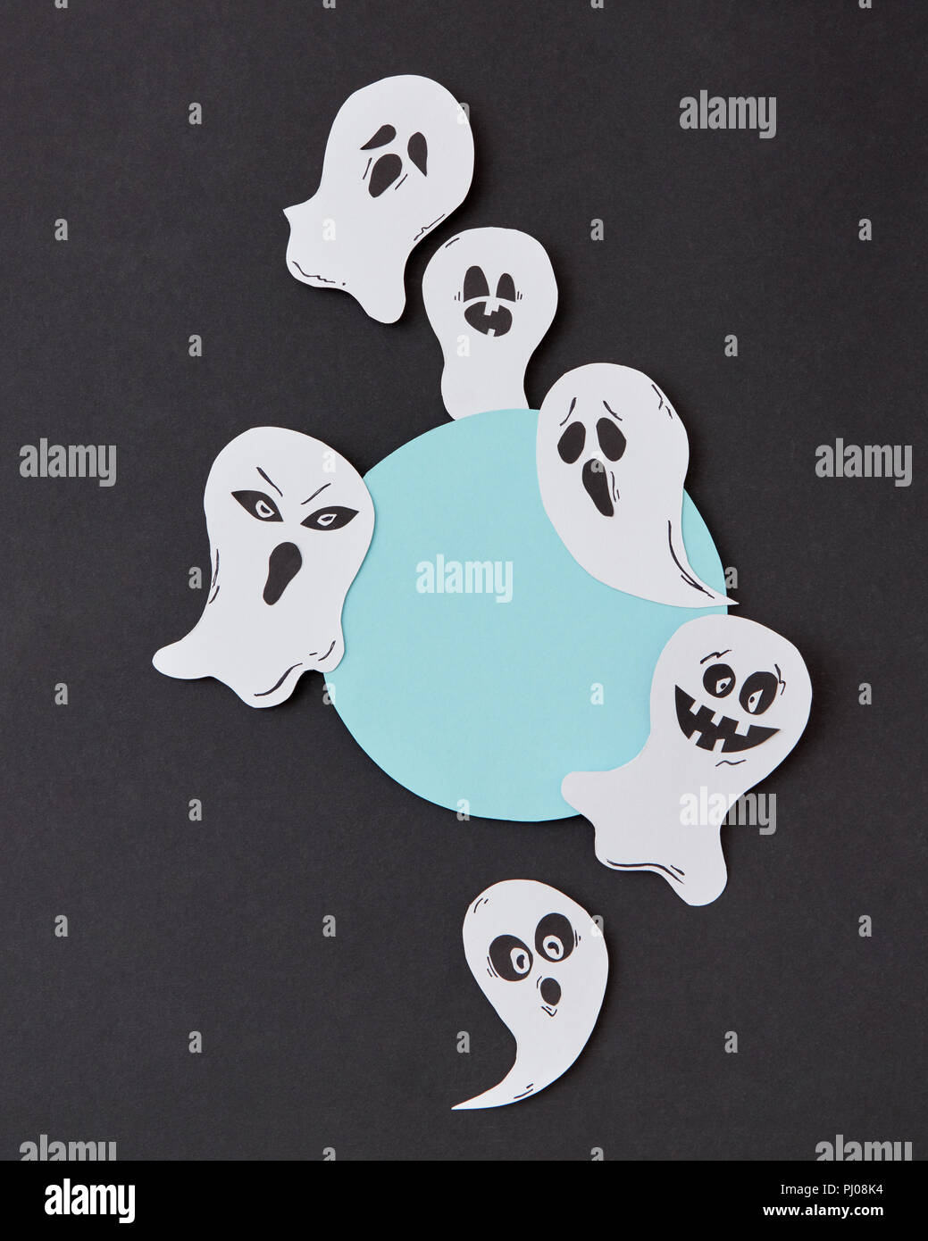 Halloween Party runden Rahmen mit habdcrafted Lachen flying scary Gespenster, Geister, um es auf einem schwarzen Hintergrund. Stockfoto