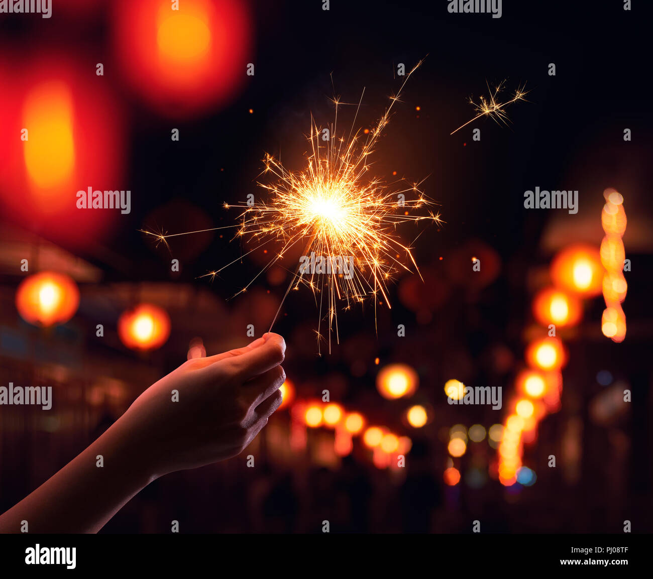 Hand mit einem Sparkler während des chinesischen neuen Jahres Feier Stockfoto
