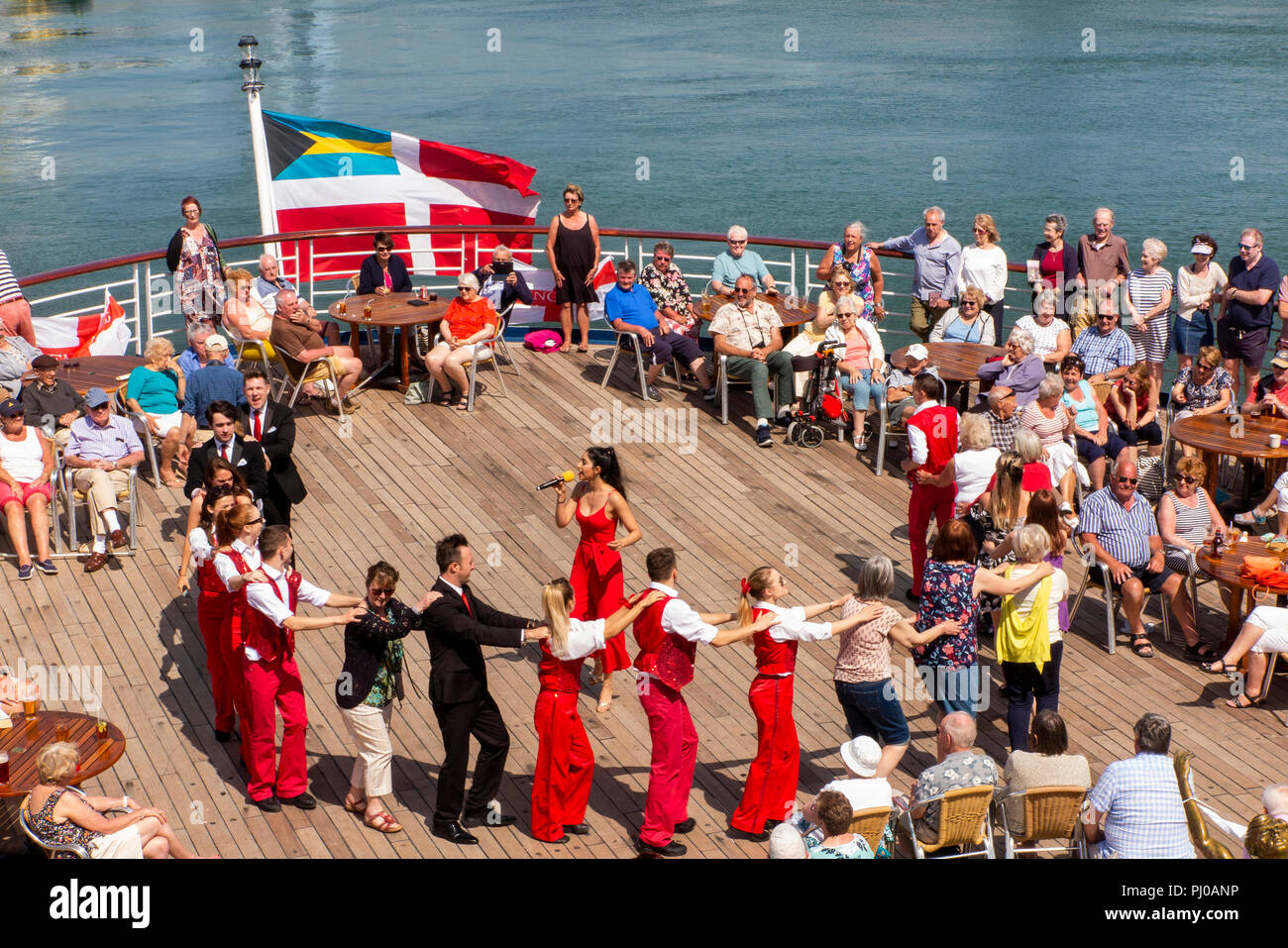 Portugal, Porto, Matosinhos, Leixoes, MV Marco Polo Passagiere an Deck in der Sonne unterhalten Stockfoto