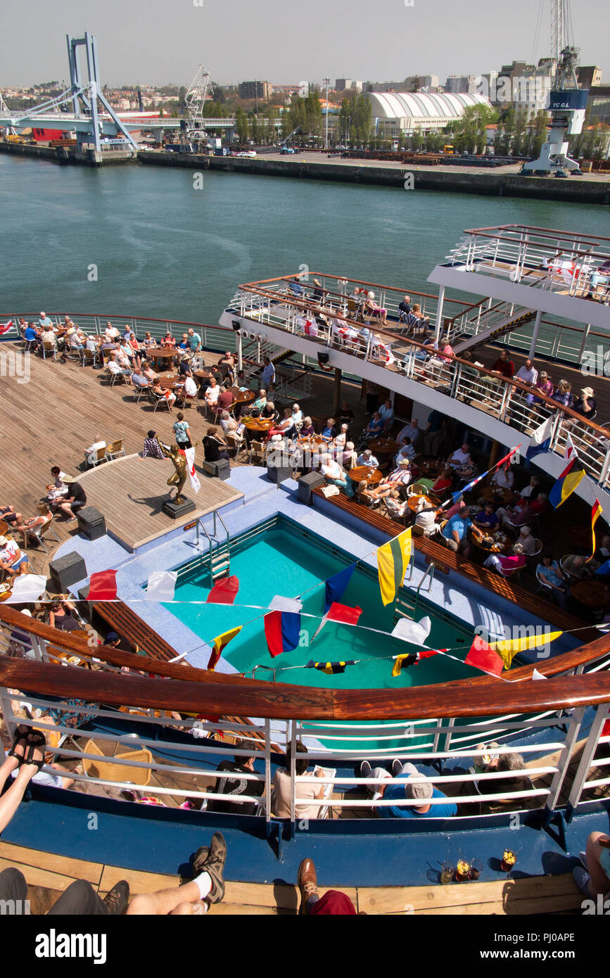 Portugal, Porto, Matosinhos, Leixoes Hafen, MV Marco Polo Passagiere an Deck soround Swimmingpool in der Sonne Stockfoto
