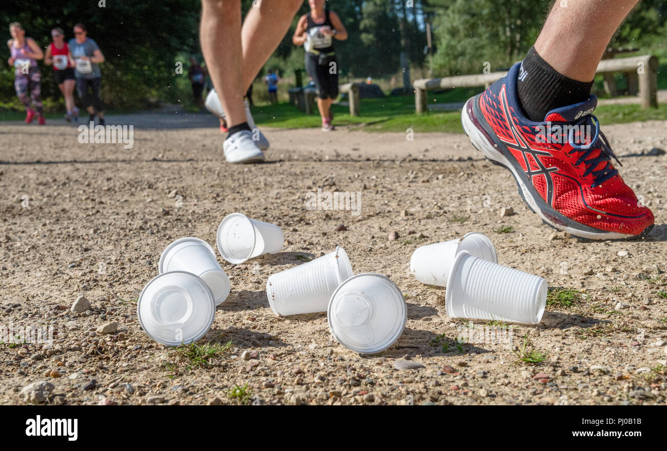 Verworfen aus Kunststoff Schalen durch Ausführen von Konkurrenten in der Sherwood Kiefern 10 k zurück.. Stockfoto Verworfen aus Kunststoff Schalen durch Ausführen von Konkurrenten in der Sherwood Kiefern 10 k zurück.. Stockfoto