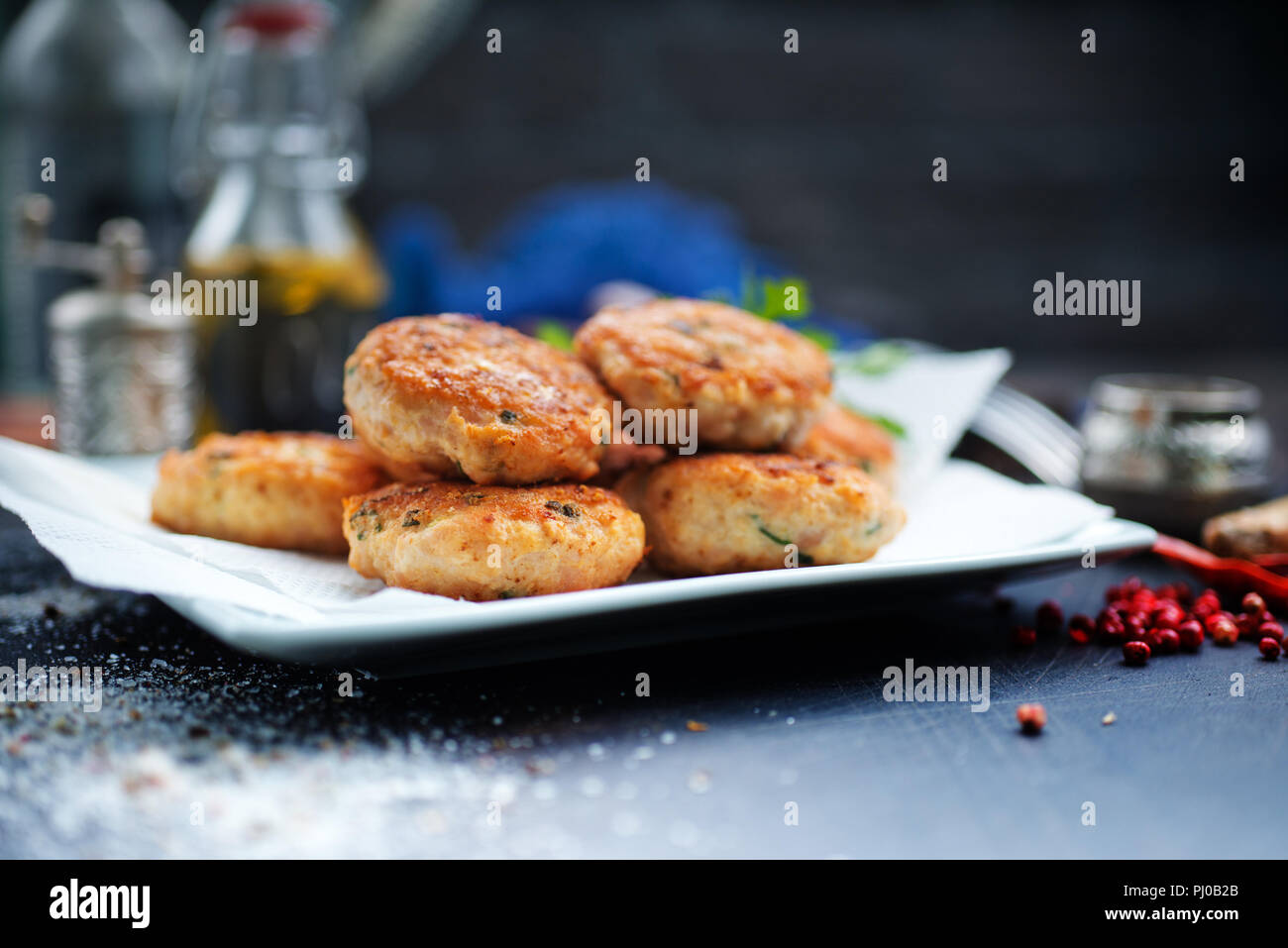 Hähnchen Schnitzel, gebratene Koteletts auf weiße Platte Stockfoto