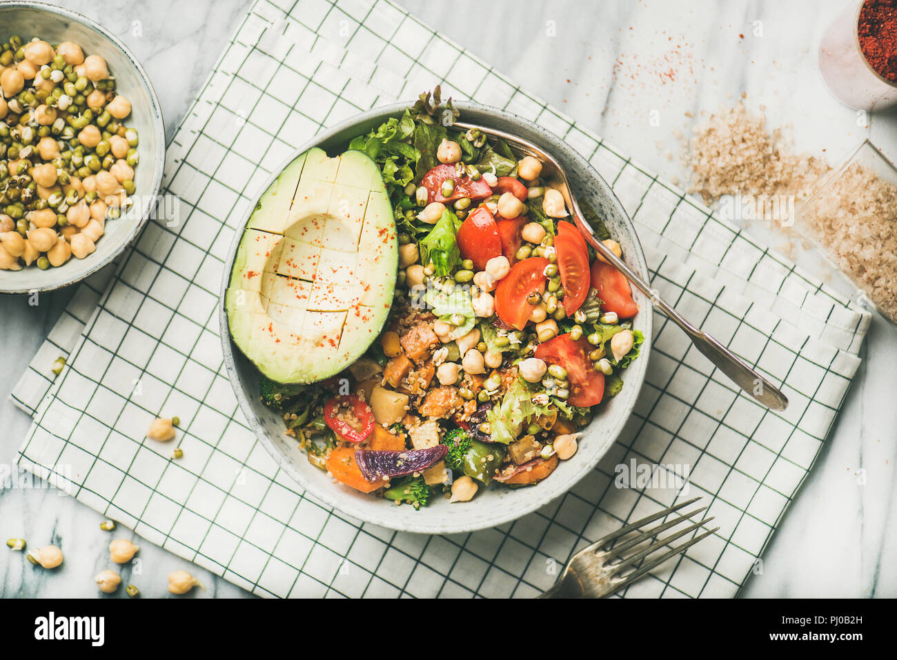 Veganen Abendessen Schüssel mit Avocado, Getreide, Bohnen und Gemüse Stockfoto