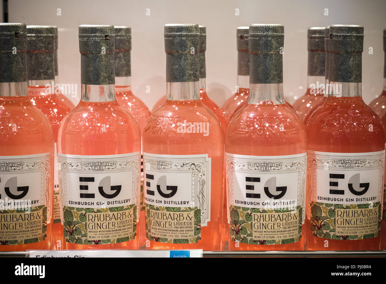 London, Großbritannien - 12 August, 2018 - Flaschen von Edinburgh Gin auf Anzeige an einen Duty-Free-Shop im Flughafen London Heathrow Stockfoto