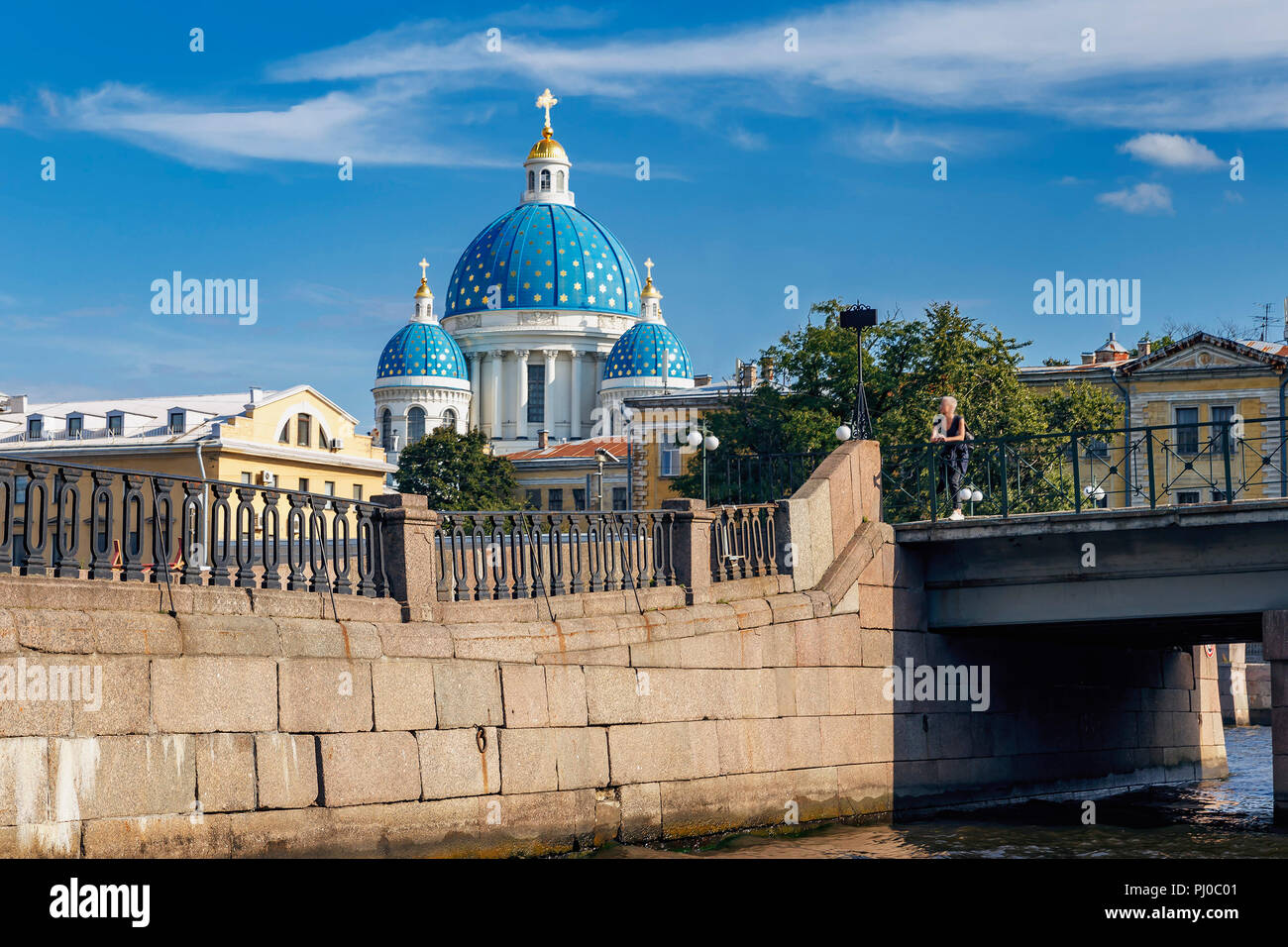 Granit Ufer der Fontanka und Trinity Cathedral gegen den blauen Himmel Stockfoto