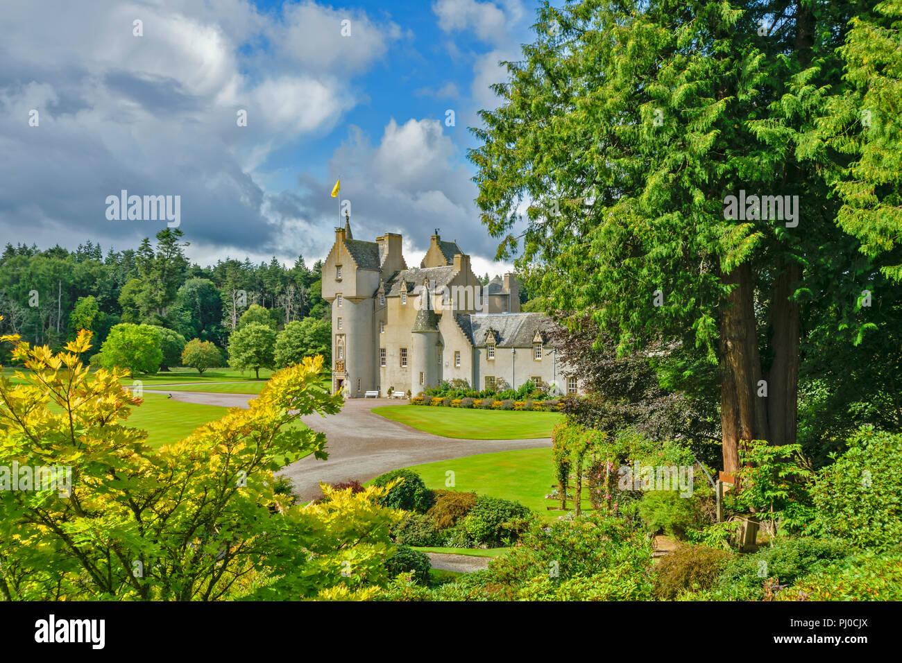 BALLINDALLOCH CASTLE BANFFSHIRE SCHOTTLAND Schloss inmitten von Bäumen und Gärten Stockfoto