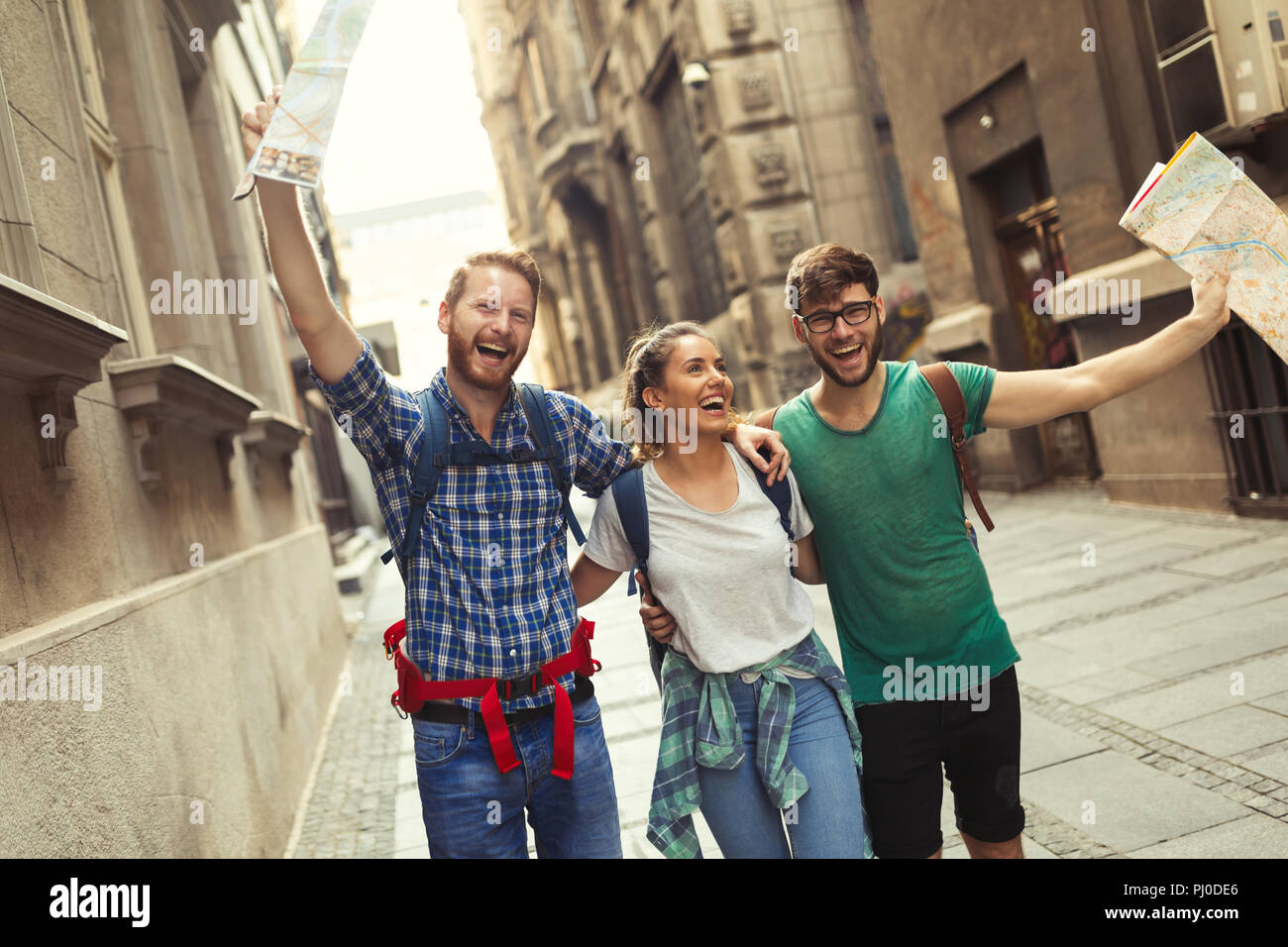 Glückliche Gruppe von Touristen reisen und Sehenswürdigkeiten Stockfoto