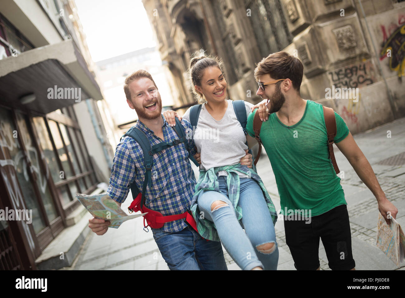 Junge glücklich Touristen Sightseeing in der Stadt Stockfoto