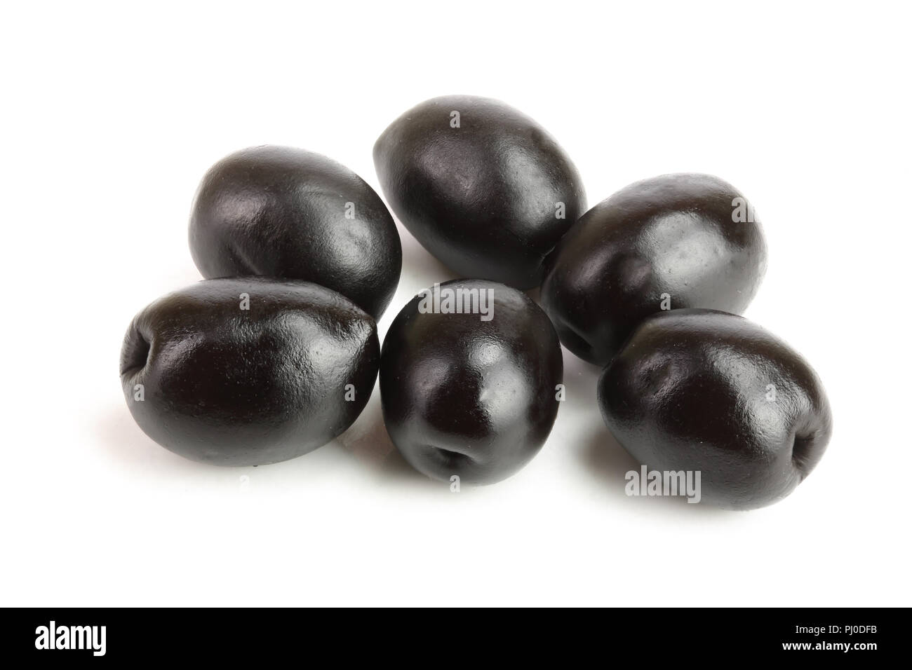 Ganze schwarze Oliven auf weißem Hintergrund Makro isoliert Stockfoto