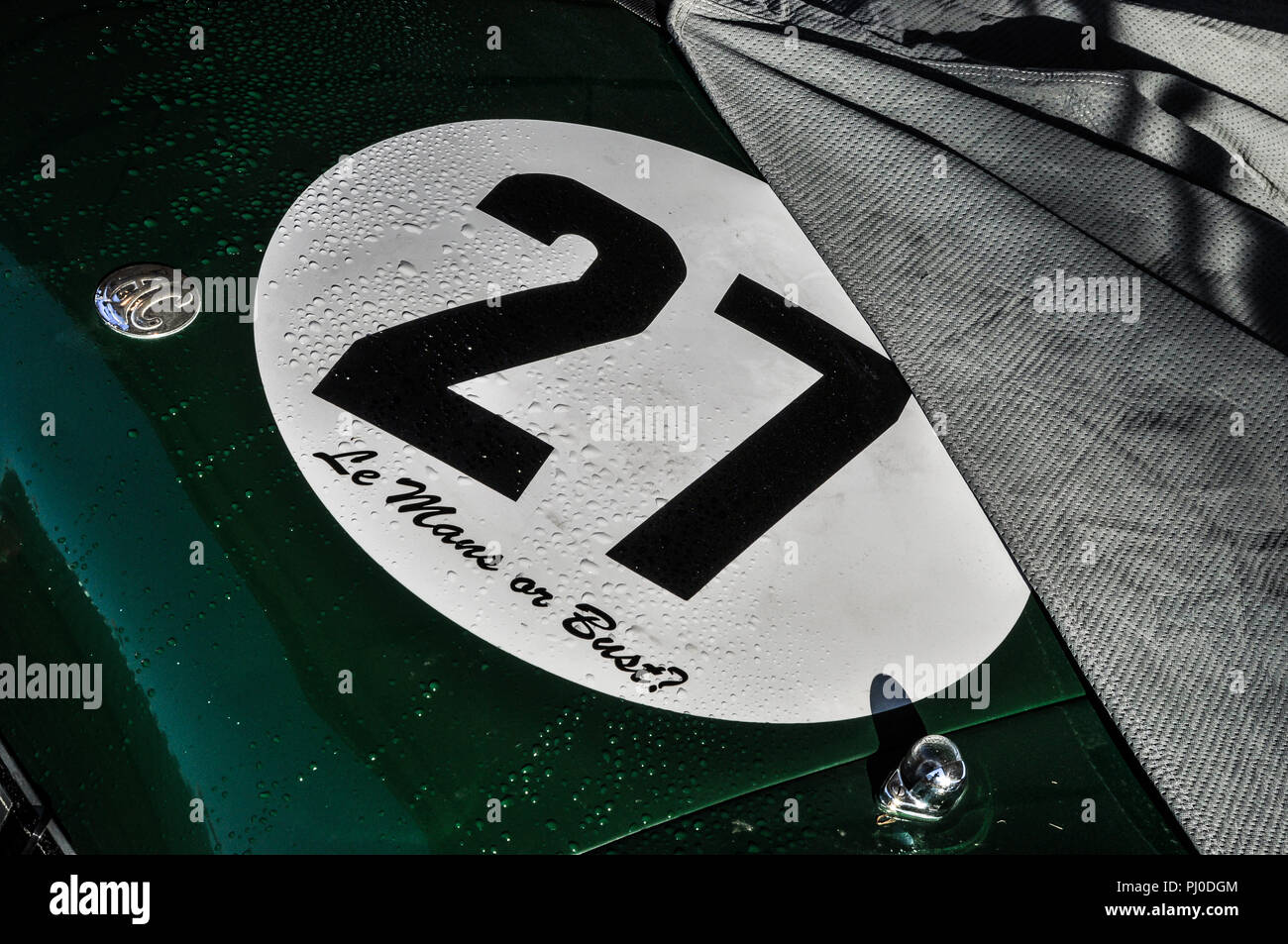 Le Mans oder Bust Schriftzug auf grünem AC Klassiker Rennwagen. Abdeckung teilweise entfernt. Goodwood Revival. AC Cars Ltd. Staubblatt. Nummer 27 Stockfoto