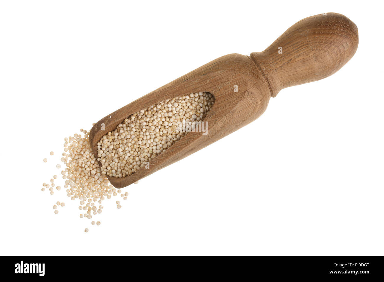 Rote Quinoa Samen in Holz- Schaufel auf weißem Hintergrund. Ansicht von oben Stockfoto