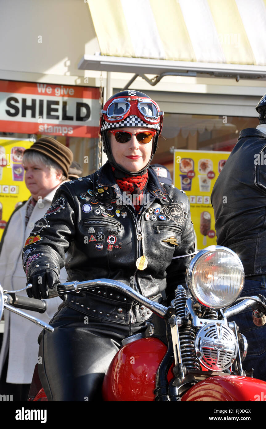 Weibliche Motorradfahrerin im Retro-Leder beim Goodwood Revival. Motorrad Stockfoto