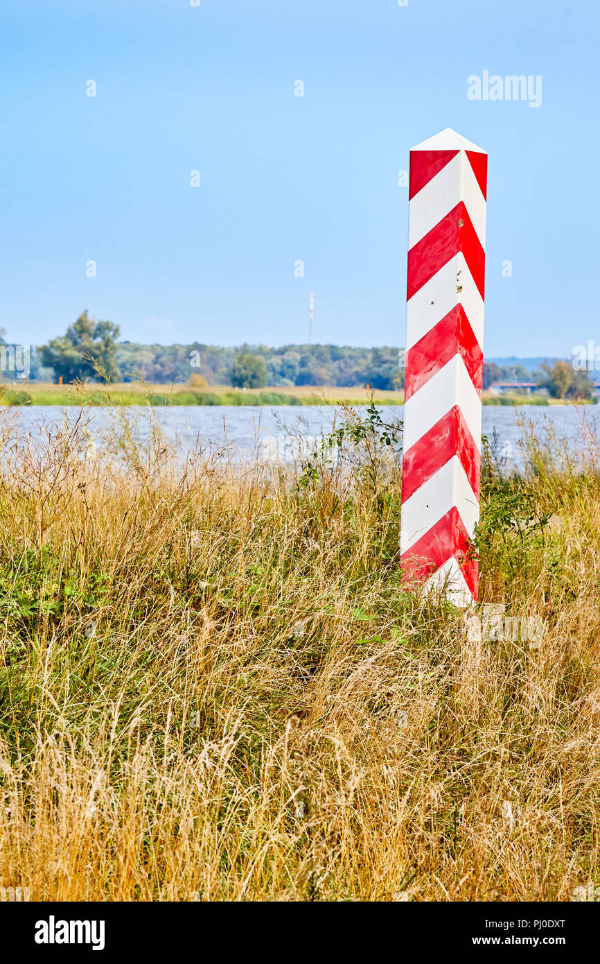 Grenze Pole an der Oder, das ist eine natürliche Grenze zwischen Polen und Deutschland. Stockfoto