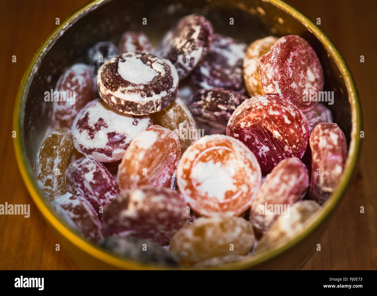 Bunte Zusammenstellung der Alten fashionned Fruchtgeschmack Hard Candy in einer Metallbox Nahaufnahme Stockfoto