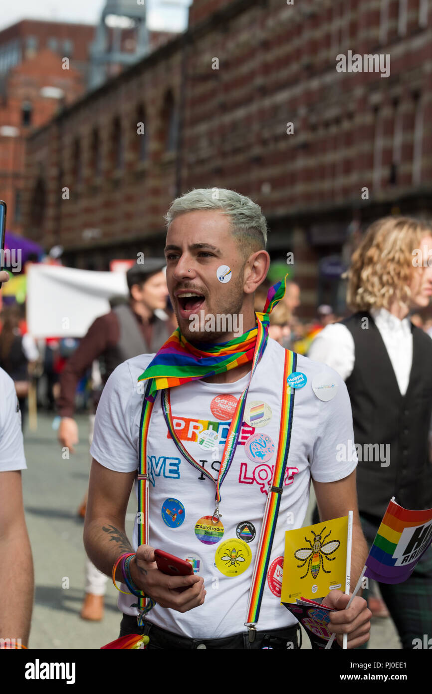 Ein Mann an der Manchester 2018 Pride Parade. Stockfoto