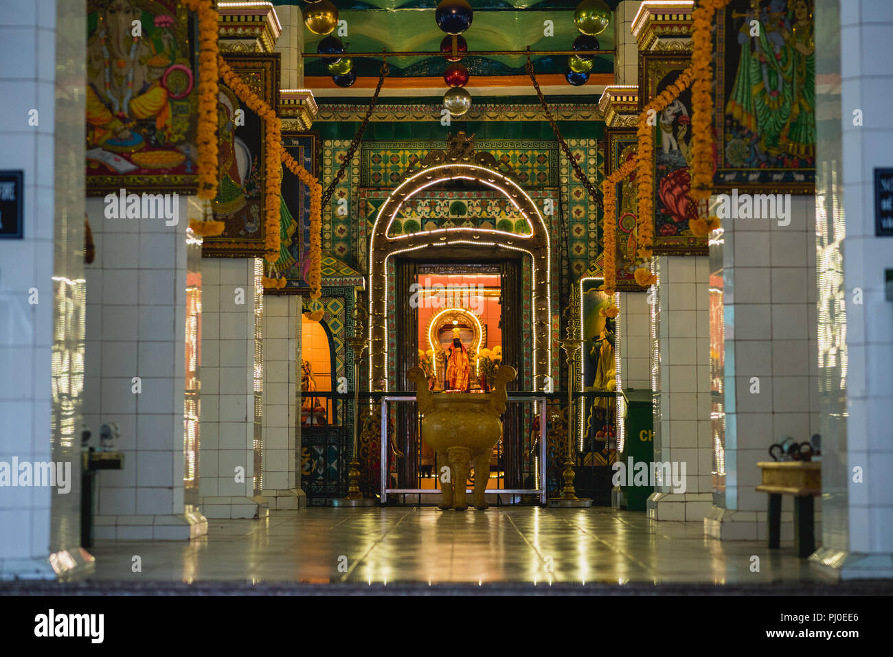 Innenraum eines Hindu Tempel (Tempel/Sri Sri Thendayuthapani Thendayyuttha Pani) in Ho Chi Minh City, Vietnam. Blick von Tonne, dass Thiep Straße Stockfoto