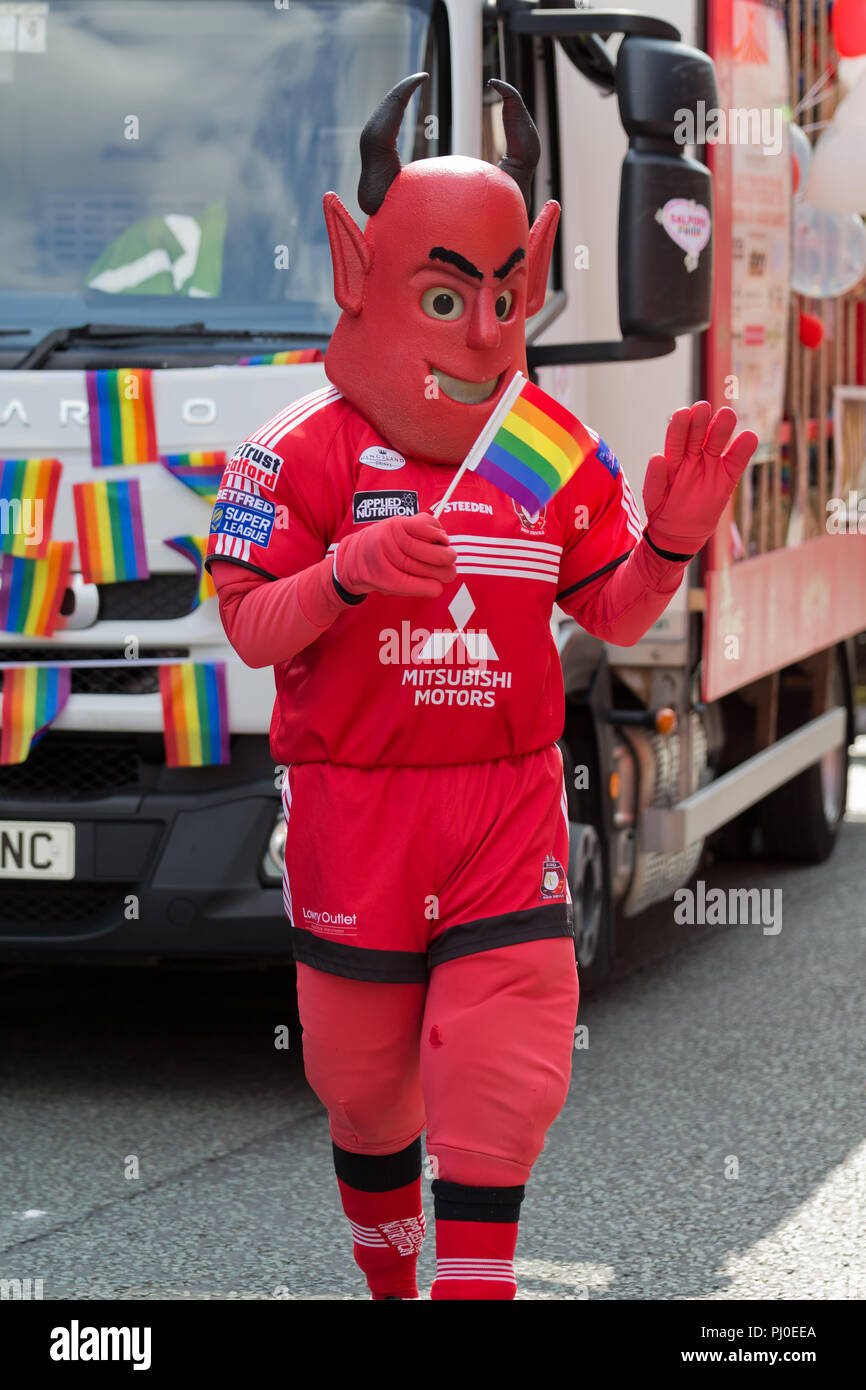 Salford der Roten Teufel, die Teilnahme an der Manchester 2018 Pride Parade. Stockfoto