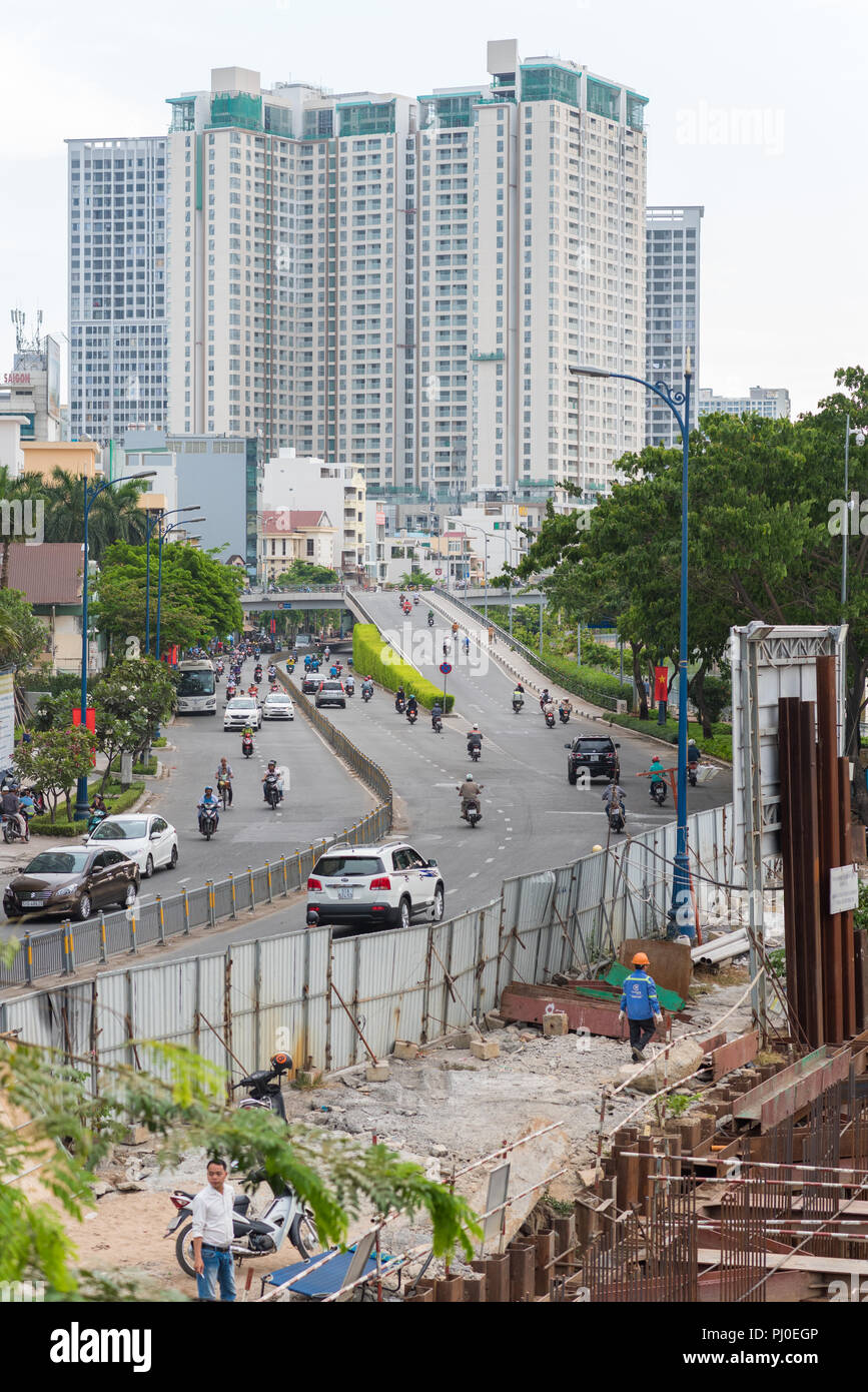 Ben van Don Straße führt zu einem Gebäude auf Doan Van Bo Ecke. Ein modernes Gebäude, neue Straße und eine Baustelle in einem modernen Teil von Ho Chi Minh City Stockfoto