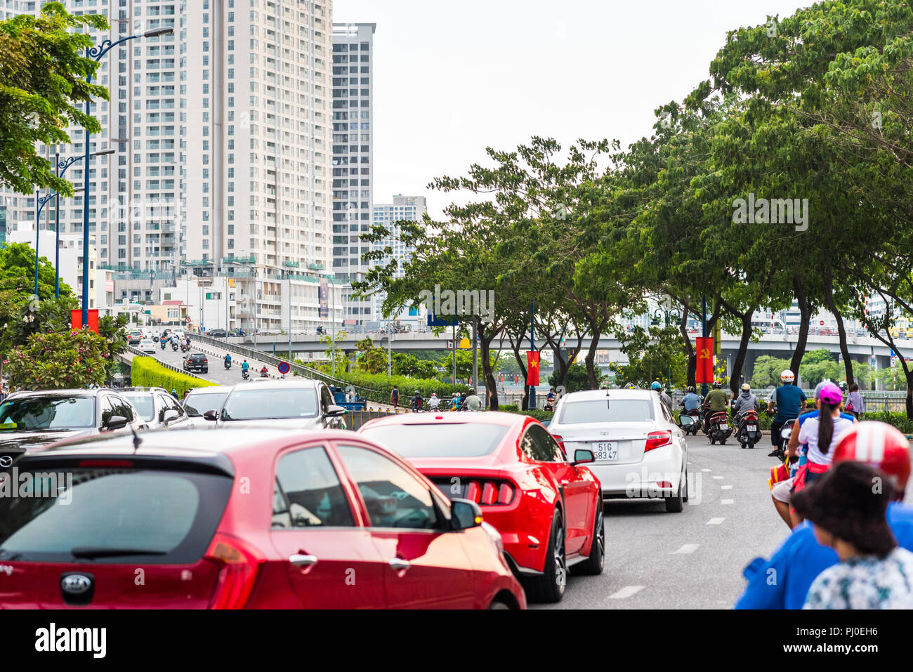 Ho Chi Minh City, Vietnam - Straße Verkehr, Autos & Motorräder, auf Ben van Don Street und ein Gebäude am Schnittpunkt mit Doan Van Bo Straße (Bezirk 4). Stockfoto