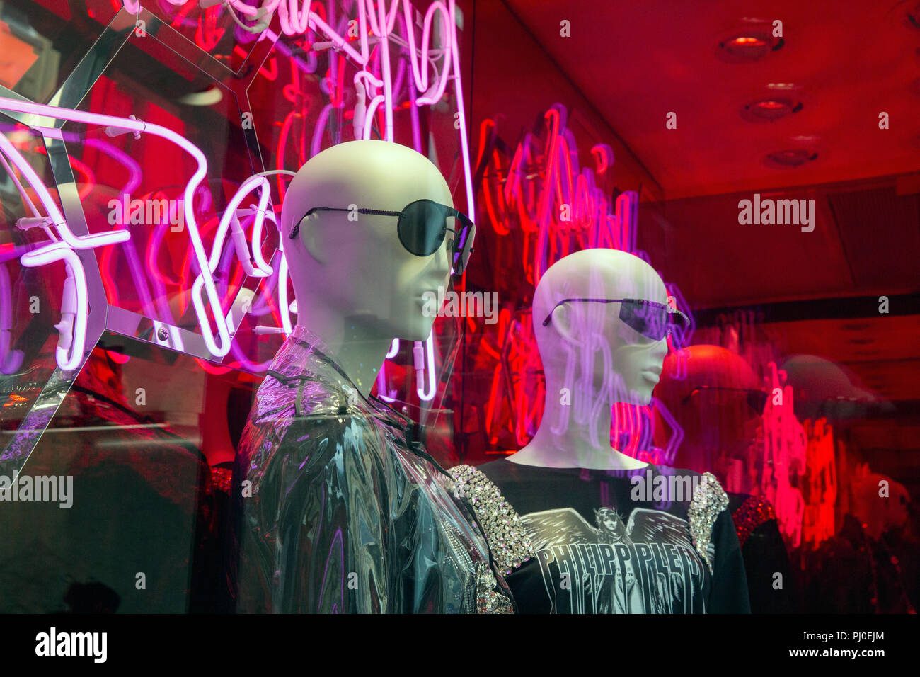 Schaufenster im Philipp Plein Store in der New Bond Street, im Herzen von London. Stockfoto