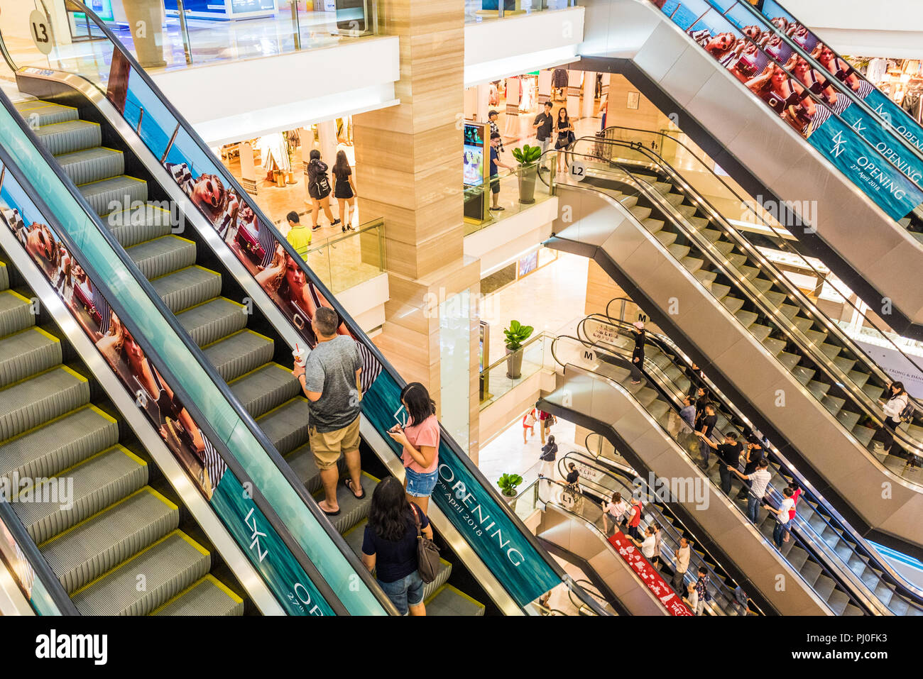 Ho Chi Minh City, Vietnam - am 30. April 2018: Mehrere Rolltreppen bis in Vincom Center Shopping Mall mit wenigen Besuchern. Stockfoto