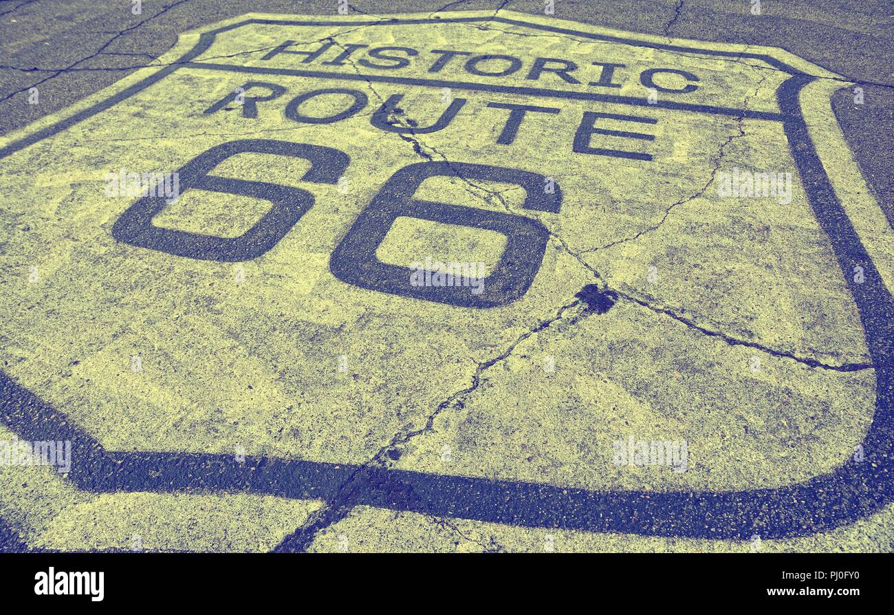 Zeichen der historischen Route 66 auf dem Asphalt. Stockfoto