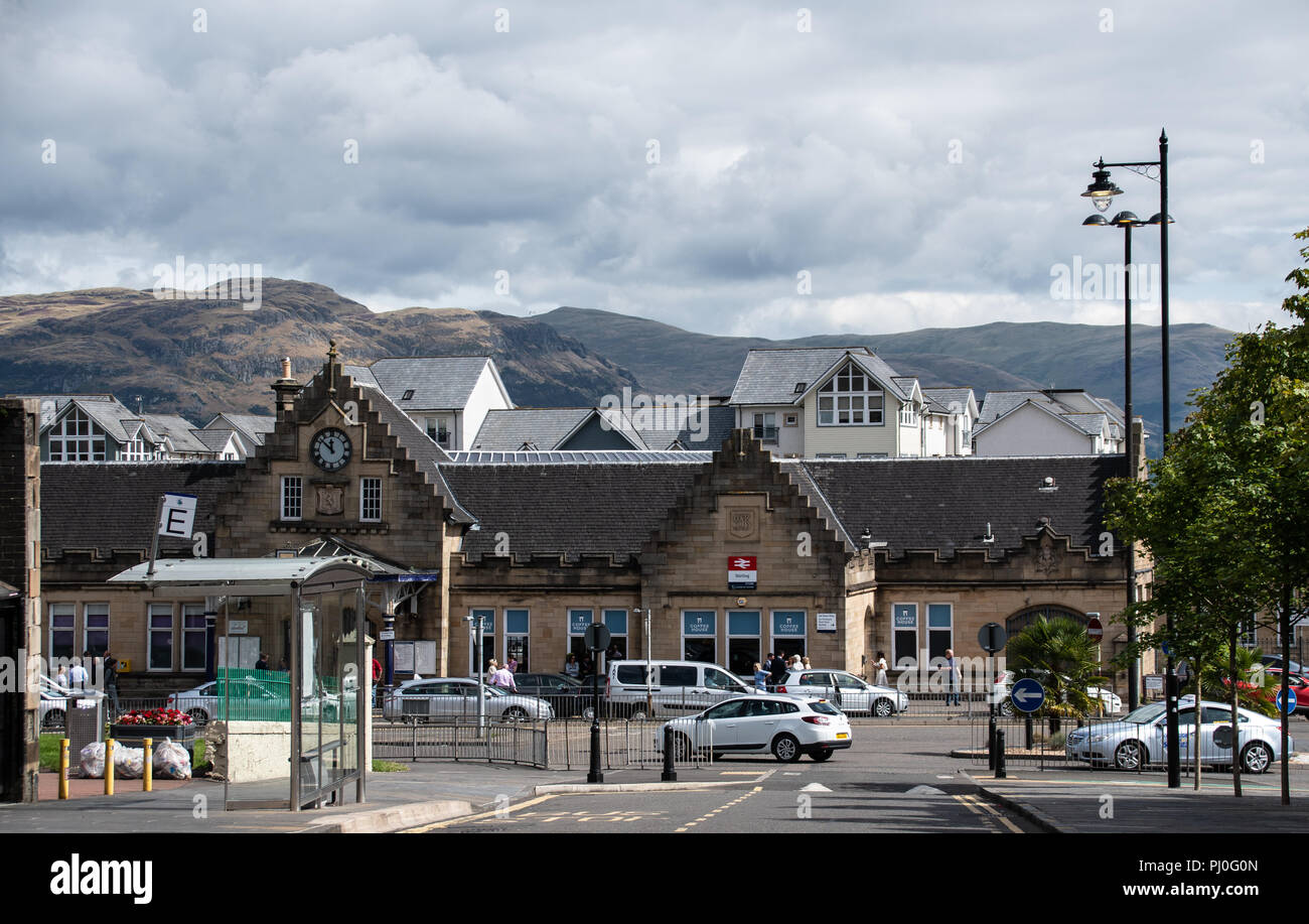 Stirling, Großbritannien - 11 August 2018: Stirling Bahnhof auf Burghmuir Straße, mit Autos und Taxis warten vor, und die Hügel von Scotla Stockfoto