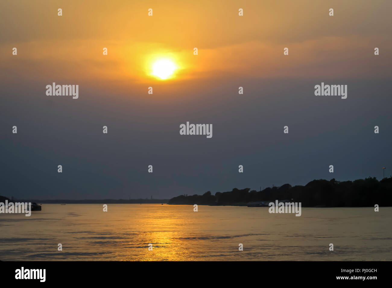 Schönen Himmel über den Fluss bei Sonnenuntergang und Sonnenaufgang. Inspirational ruhigen Fluss mit Sonnenuntergang Himmel. Meditation Meer und Himmel Hintergrund. Bunte Horizont ove Stockfoto