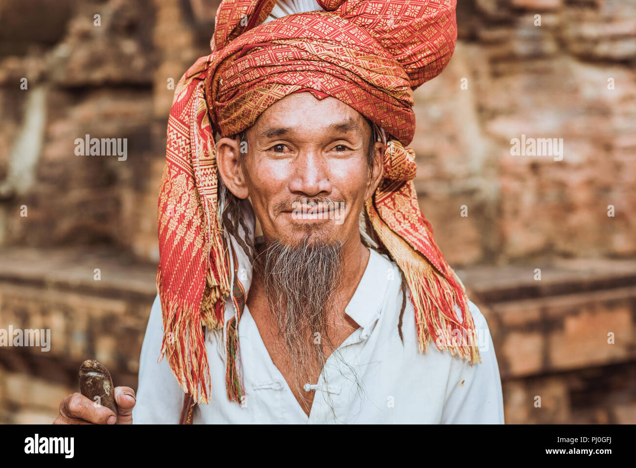 Nha Trang, Vietnam - Mai 5, 2018: Ein bärtiger Mann mit Kopftuch, ein Besucher von Cham Menschen Po Nagar Tempel Feier. Stockfoto