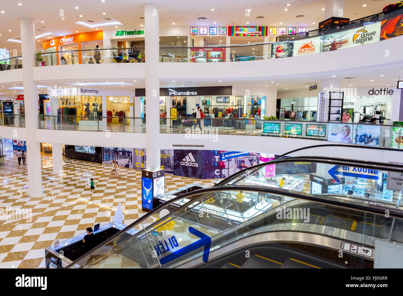 Da Nang, Vietnam - 6. Mai 2018: eine Rolltreppe und 3 Stockwerke, die mit verschiedenen Arten von Geschäften in der vincom Plaza Shopping Mall belegt. Stockfoto